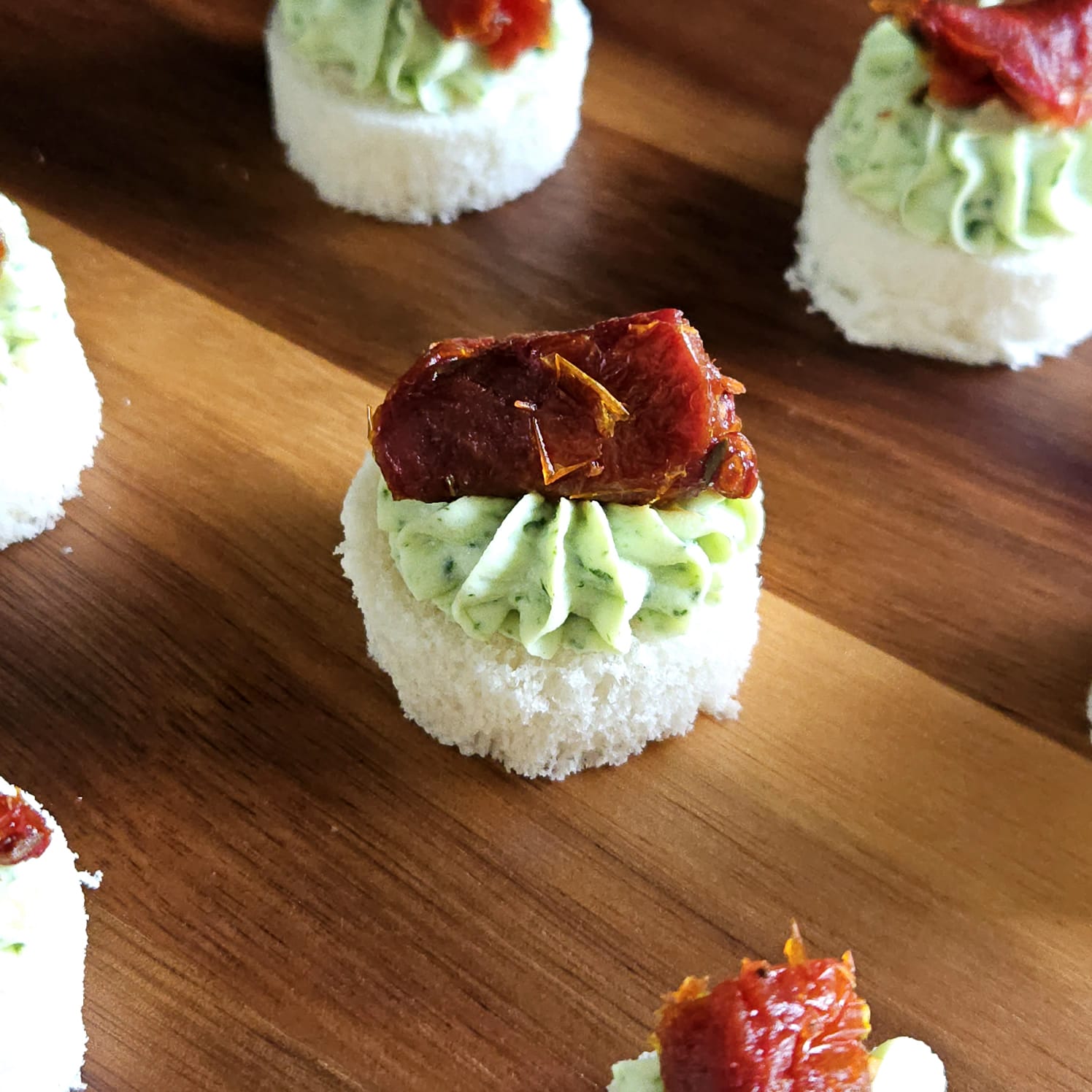 Canapé de Rúcula com Tomate Seco