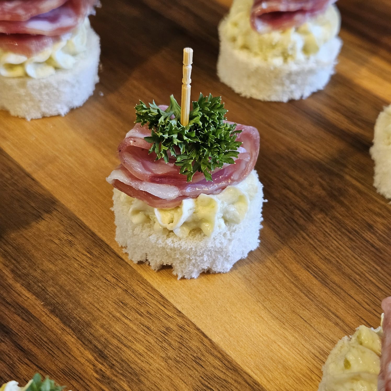 Canapé de Salame com Patê de Azeitona