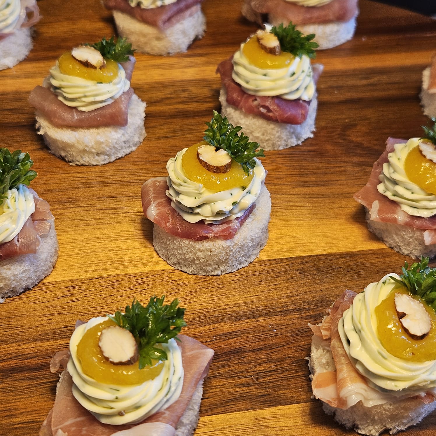 Canapé de Parma, Geleia de Damasco e Amêndoas