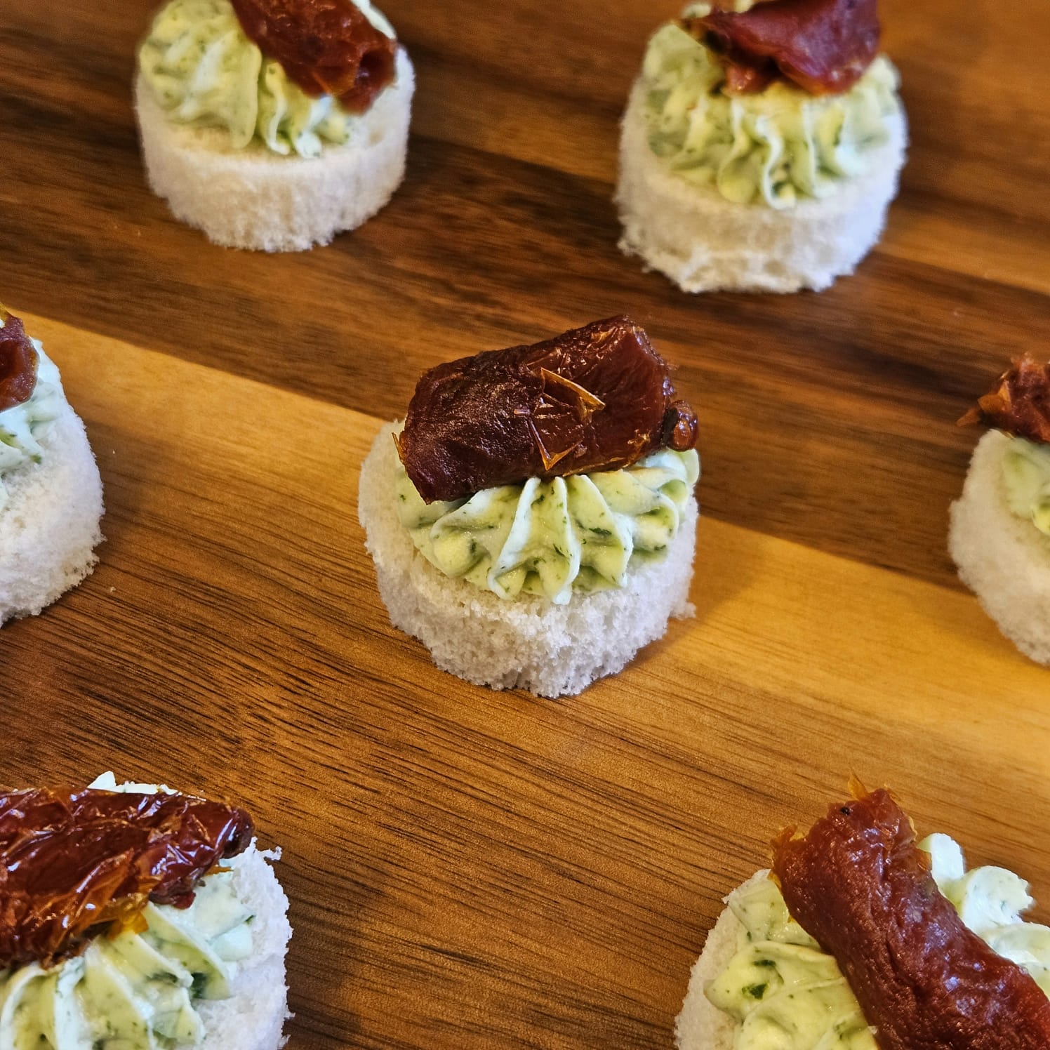 Canapé de Rúcula e Tomate Seco