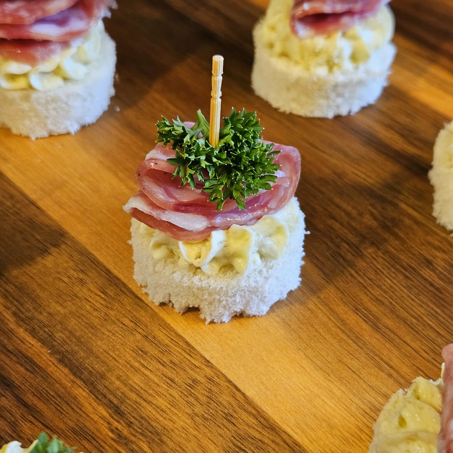 Canapé de Salame com Patê de Azeitona