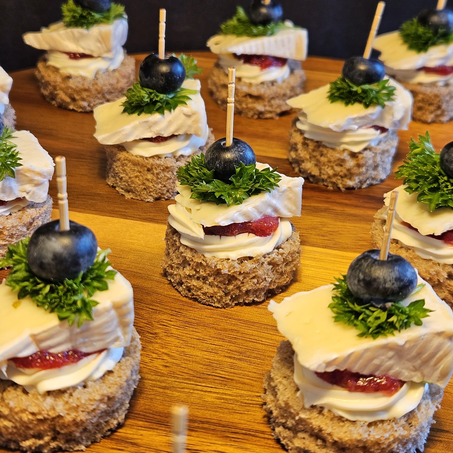 Canapé Petit Brie com Geleia de Frutas Vermelhas e Mirtilo