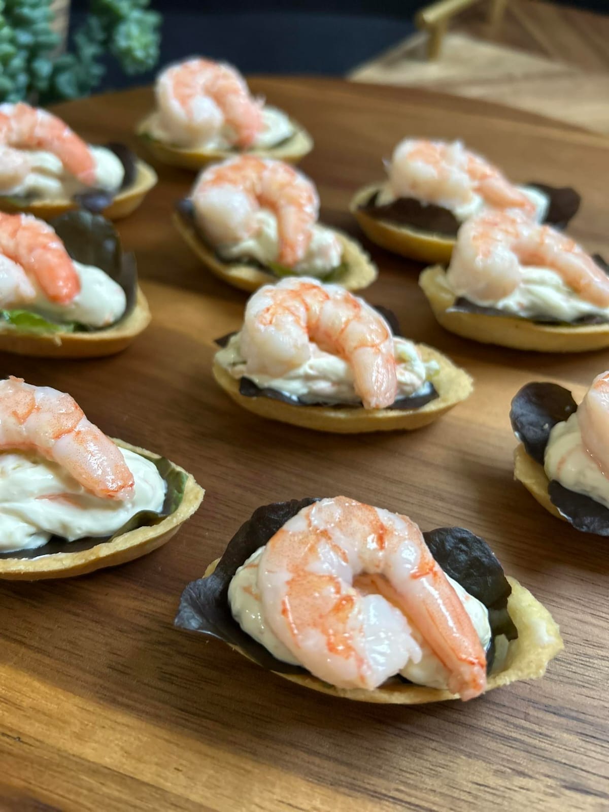 Barquete de Camarão e Alface Roxo