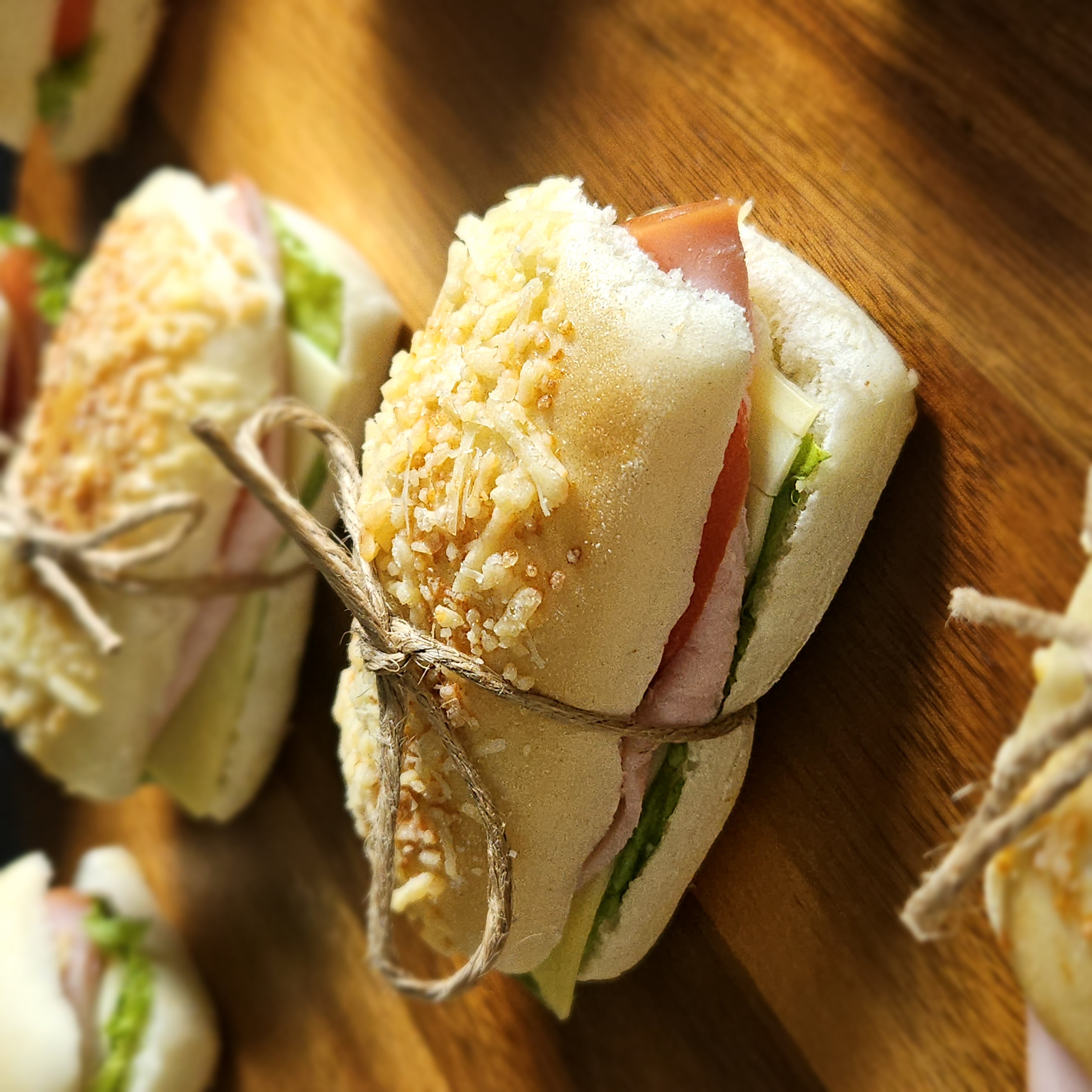 Mini Sanduíche de Peito de Perú com Mussarela, Tomate , Alface no Pão de Parmessão