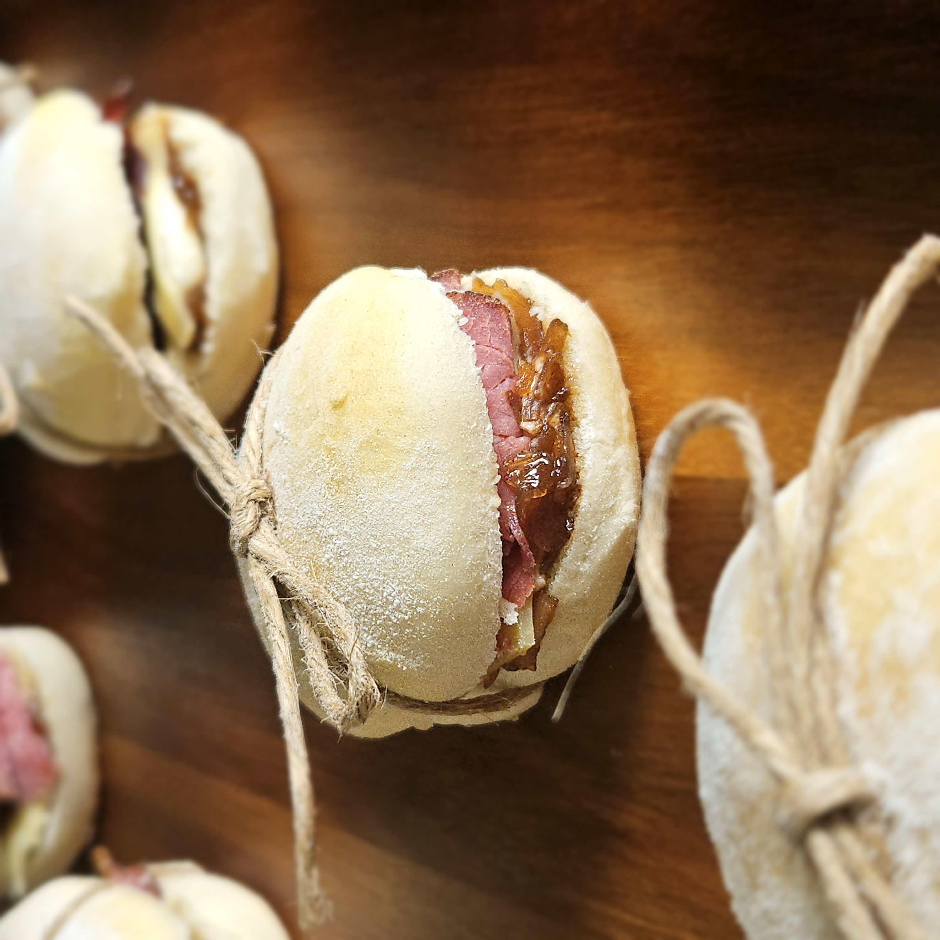 Mini Sanduíche de Pastrami com Geleia de Cebola Caramelizada