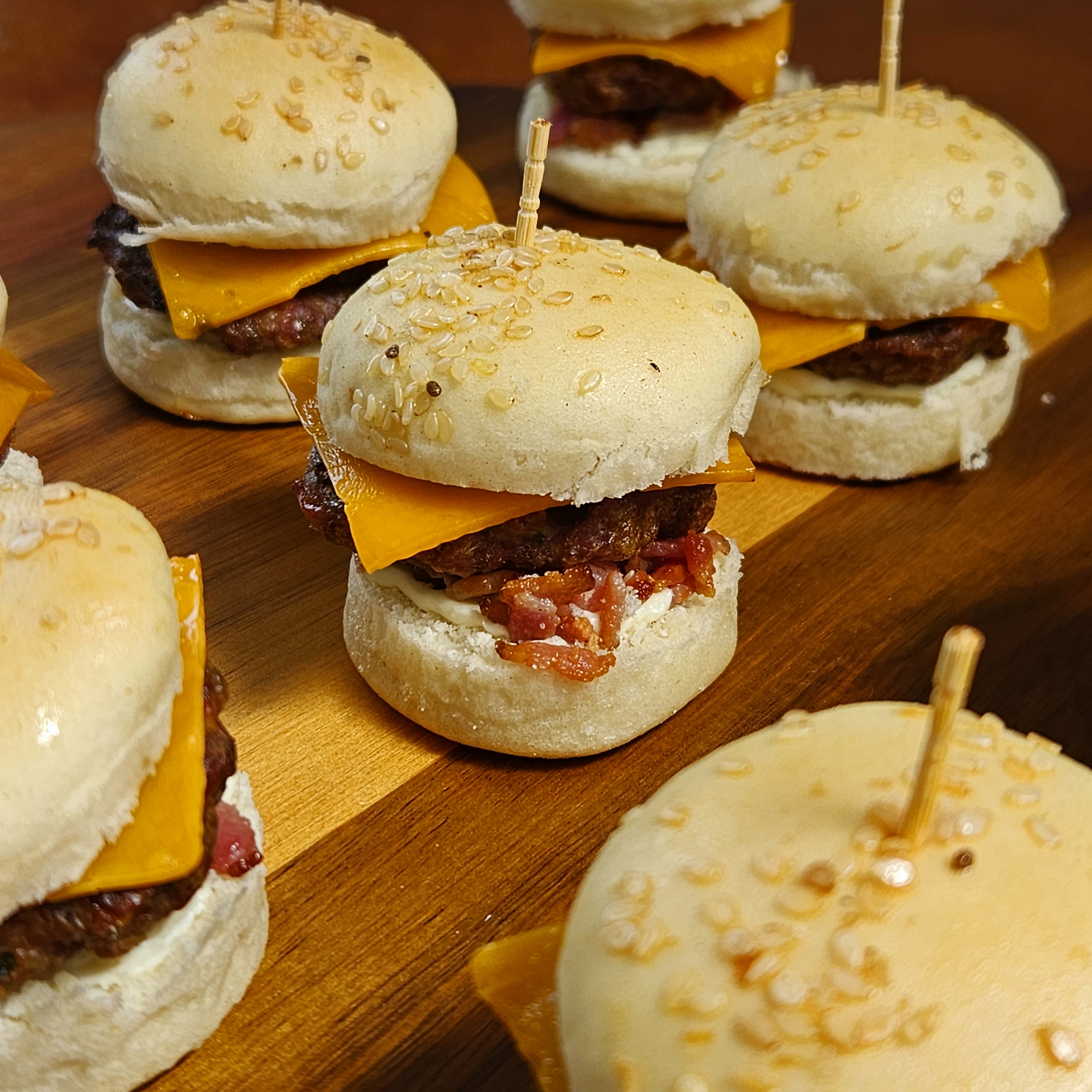MIni Hamburguer de Cheddar e Bacon