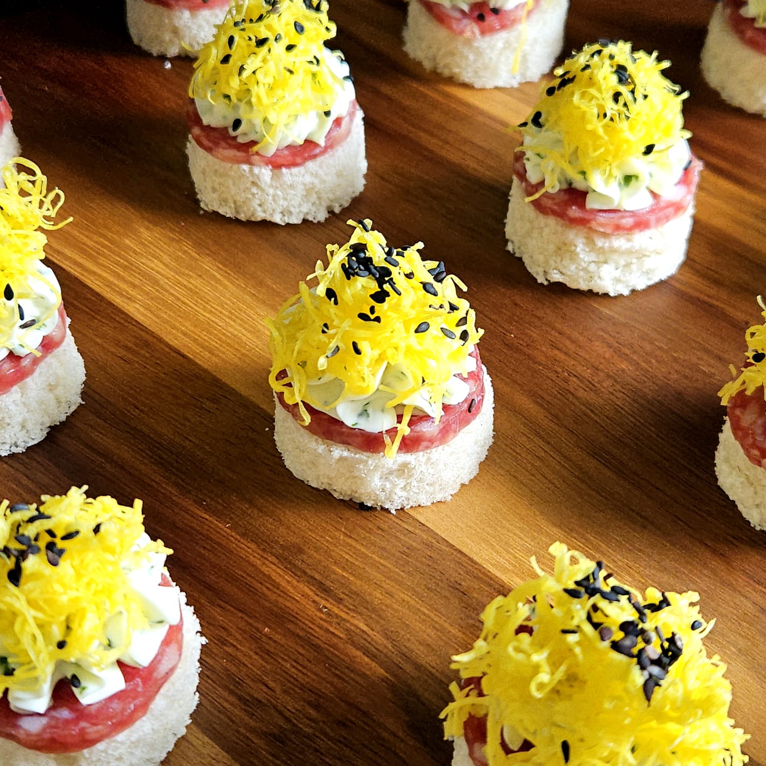 Canapé de salame e fios de ovos