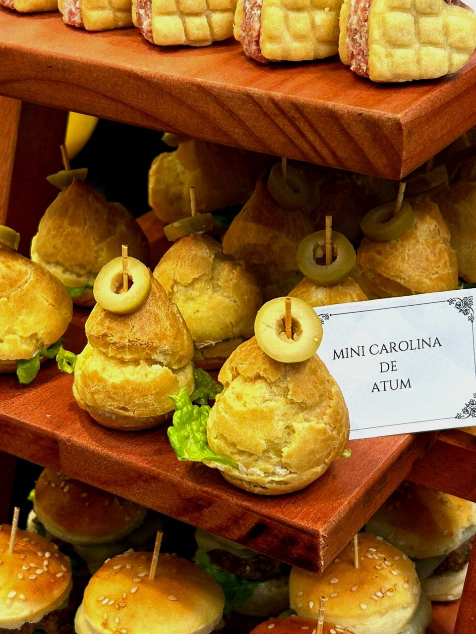 Mini Carolinas de atum, cream cheese e alface