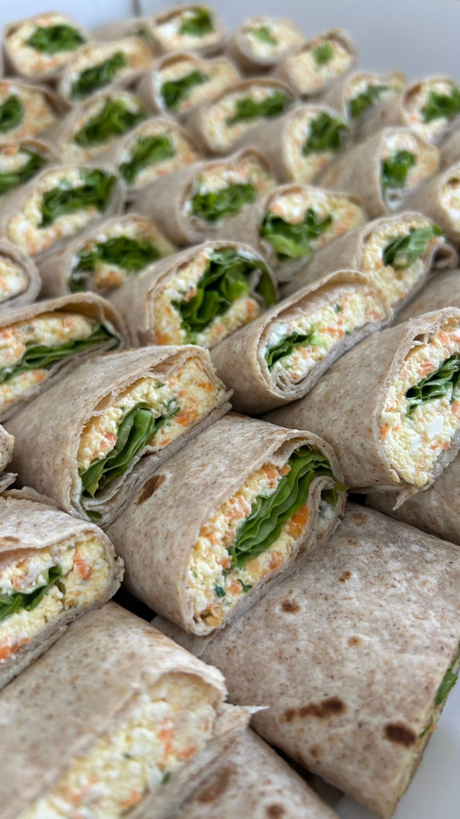 Mini wrap com patê de ricota, cenoura e cream cheese